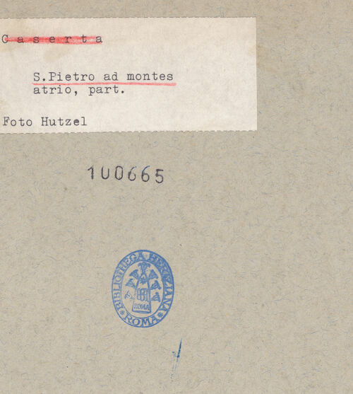 Rückseite von Hutzel, Max [https://www.deutsche-digitale-bibliothek.de/content/lizenzen/rv-ez/] San Pietro ad MontesWestfassade - Atrium, Detail: Bogen, bh100665_recto. Foto: Hutzel, Max.