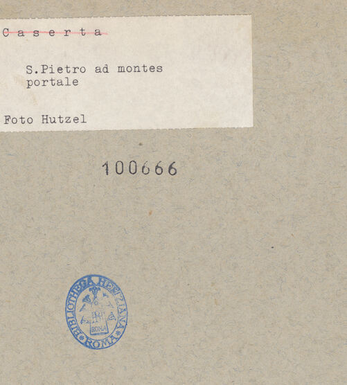 Rückseite von Hutzel, Max [https://www.deutsche-digitale-bibliothek.de/content/lizenzen/rv-ez/] San Pietro ad MontesWestfassade - Atrium, Innenansicht mit Hauptportal, bh100666_recto. Foto: Hutzel, Max.