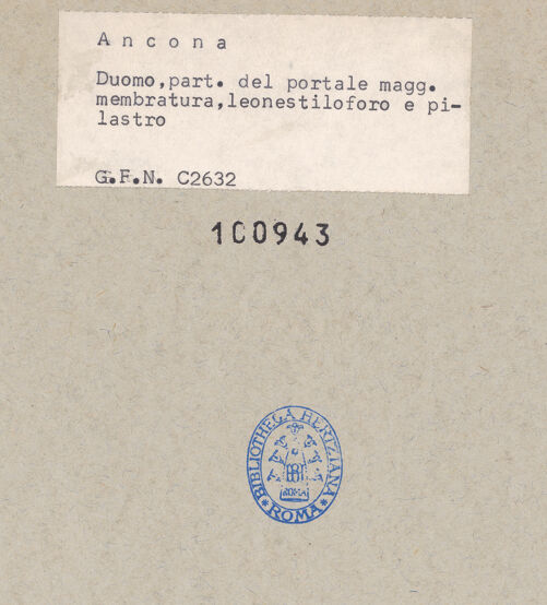 Rückseite von ICCD [https://www.deutsche-digitale-bibliothek.de/content/lizenzen/rv-ez/] HauptportalPortalbaldachin - Linke Seite, bh100943_recto. Foto.