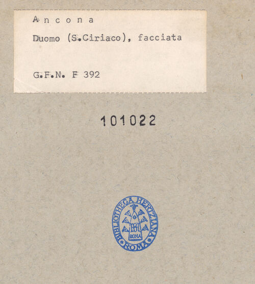 Rückseite von ICCD [https://www.deutsche-digitale-bibliothek.de/content/lizenzen/rv-ez/] DuomoWestfassade - Seitenansicht (von Süden), bh101022_recto. Foto.