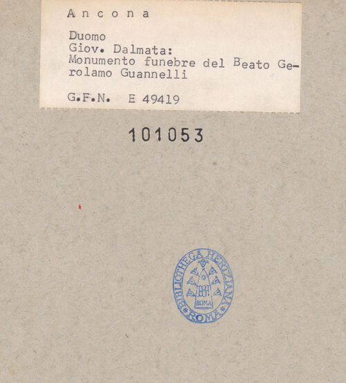 Rückseite von ICCD [https://www.deutsche-digitale-bibliothek.de/content/lizenzen/rv-ez/] Grabmal des Seligen Girolamo Giannelli (Ginelli) - Detail, Sarkophag und Liegefigur, bh101053_recto. Foto.