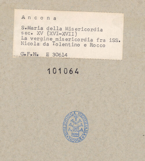 Rückseite von ICCD [https://www.deutsche-digitale-bibliothek.de/content/lizenzen/rv-ez/] Madonna della Misericordia (Schutzmantelmadonna) mit der Dreifaltigkeit und den heiligen Nikolaus von Tolentino und Rochus - Gesamtansicht, bh101064_recto. Foto.