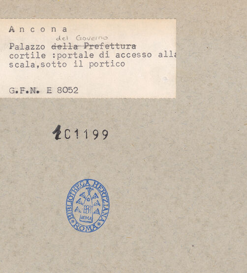 Rückseite von ICCD [https://www.deutsche-digitale-bibliothek.de/content/lizenzen/rv-ez/] Palazzo del Governo - Ostportikus, Eingang zur Treppe, bh101199_recto. Foto.