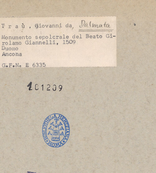 Rückseite von ICCD [https://www.deutsche-digitale-bibliothek.de/content/lizenzen/rv-ez/] Grabmal des Seligen Girolamo Giannelli (Ginelli) - Gesamtansicht, bh101209_recto. Foto.