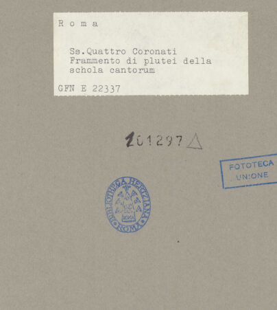 Rückseite von ICCD [https://www.deutsche-digitale-bibliothek.de/content/lizenzen/rv-ez/] Sammlung aus Flachreliefs und Fragmenten der ehemaligen Ausstattung - Fragmente mit Kreisornamenten und vegetabilen Elementen, bh101297_recto. Foto.