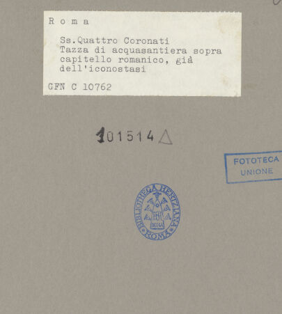 Rückseite von ICCD [https://www.deutsche-digitale-bibliothek.de/content/lizenzen/rv-ez/] Weihwasserbecken auf einem Fuß mit frühmittelalterlichem Kapitell - Gesamtansicht, bh101514_recto. Foto.