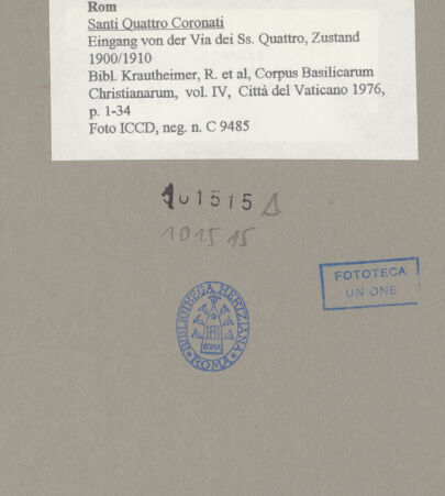 Rückseite von ICCD [https://www.deutsche-digitale-bibliothek.de/content/lizenzen/rv-ez/] Santi Quattro Coronati - Eingang von der Via dei Ss. Quattro, Zustand 1900/1910, bh101515_recto. Foto.