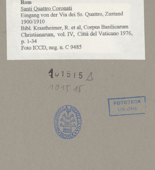 Rückseite von ICCD [https://www.deutsche-digitale-bibliothek.de/content/lizenzen/rv-ez/] Santi Quattro Coronati - Eingang von der Via dei Ss. Quattro, Zustand 1900/1910, bh101515_recto. Foto.