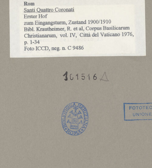 Rückseite von ICCD [https://www.deutsche-digitale-bibliothek.de/content/lizenzen/rv-ez/] Santi Quattro CoronatiÄußeresErster Hof - zum Eingangsturm, Zustand 1900/1910, bh101516_recto. Foto.