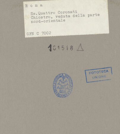 Rückseite von ICCD [https://www.deutsche-digitale-bibliothek.de/content/lizenzen/rv-ez/] Santi Quattro CoronatiInneres - Nordöstliche Seite des Kreuzgangs und Brunnen, bh101518_recto. Foto.