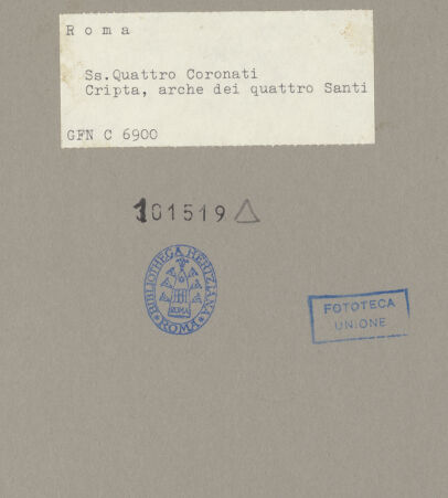 Rückseite von ICCD [https://www.deutsche-digitale-bibliothek.de/content/lizenzen/rv-ez/] Santi Quattro CoronatiInneres - Blicl in die Grabkammer mit den Sarkophagen der vier Märtyrer, bh101519_recto. Foto.