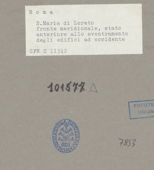 Rückseite von ICCD [https://www.deutsche-digitale-bibliothek.de/content/lizenzen/rv-ez/] TrajansforumBasilica Ulpia - Trajanssäule und Santa Maria di Loreto, bh101577_recto. Foto.