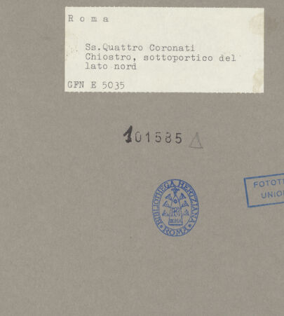 Rückseite von ICCD [https://www.deutsche-digitale-bibliothek.de/content/lizenzen/rv-ez/] Santi Quattro CoronatiInneres - Blick von Innen auf Arkatur, bh101585_recto. Foto.