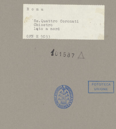 Rückseite von ICCD [https://www.deutsche-digitale-bibliothek.de/content/lizenzen/rv-ez/] Santi Quattro CoronatiInneres - Nordseite des Kreuzgangs, bh101587_recto. Foto.