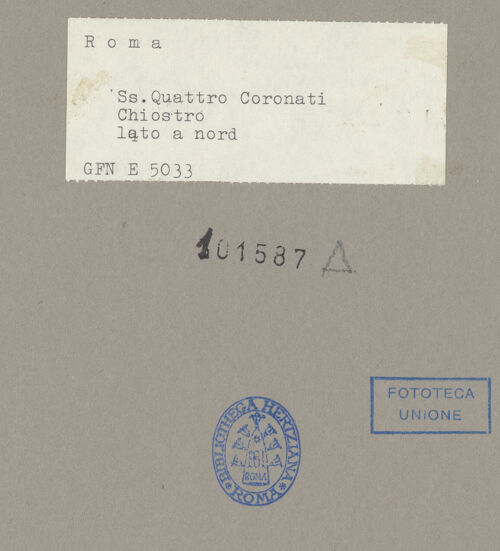 Rückseite von ICCD [https://www.deutsche-digitale-bibliothek.de/content/lizenzen/rv-ez/] Santi Quattro CoronatiInneres - Nordseite des Kreuzgangs, bh101587_recto. Foto.