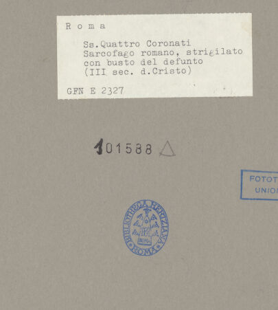 Rückseite von ICCD [https://www.deutsche-digitale-bibliothek.de/content/lizenzen/rv-ez/] Vorderseite eine Strigelsarkophags mit Imago clipeata - Gesamtansicht, bh101588_recto. Foto.