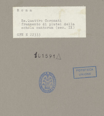 Rückseite von ICCD [https://www.deutsche-digitale-bibliothek.de/content/lizenzen/rv-ez/] Sammlung aus Flachreliefs und Fragmenten der ehemaligen Ausstattung - verwittertes Fragment mit Kreisornament und Kreuzen, bh101591_recto. Foto.