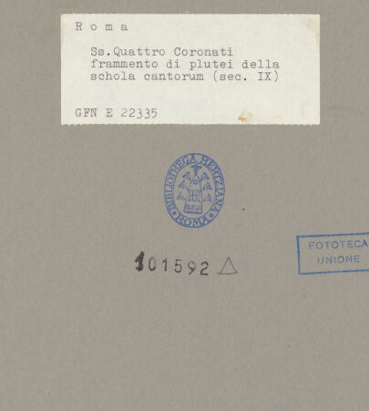 Rückseite von ICCD [https://www.deutsche-digitale-bibliothek.de/content/lizenzen/rv-ez/] Sammlung aus Flachreliefs und Fragmenten der ehemaligen Ausstattung - Fragment mit Kreisornament und vegetabilen Elementen, bh101592_recto. Foto.