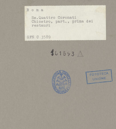 Rückseite von ICCD [https://www.deutsche-digitale-bibliothek.de/content/lizenzen/rv-ez/] Santi Quattro CoronatiInneres - Blick aus dem Kreuzgang in den Hof, bh101593_recto. Foto.