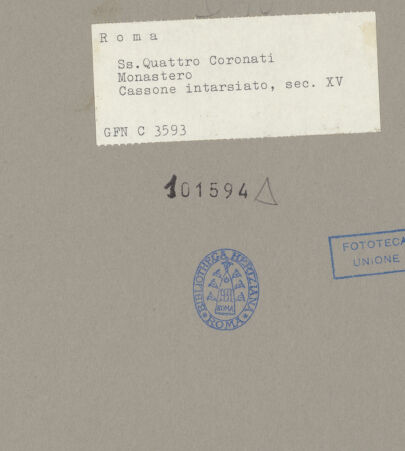 Rückseite von ICCD [https://www.deutsche-digitale-bibliothek.de/content/lizenzen/rv-ez/] Cassone mit geometrischen Ornamentbeschlägen und Wappenschilden - Gesamtansicht (Bildauschnitt ohne Umgebung der Truhe), bh101594_recto. Foto.