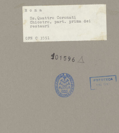 Rückseite von ICCD [https://www.deutsche-digitale-bibliothek.de/content/lizenzen/rv-ez/] Santi Quattro CoronatiInneres - Blick in eine Ecke des Kreuzgangs (Zustand vor der Restaurierung 1912/1916), bh101596_recto. Foto.