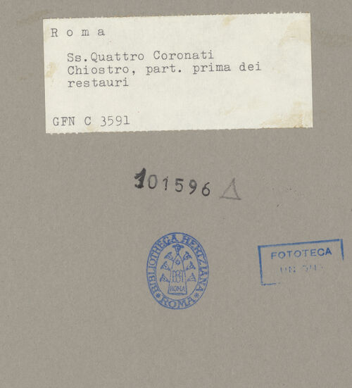 Rückseite von ICCD [https://www.deutsche-digitale-bibliothek.de/content/lizenzen/rv-ez/] Santi Quattro CoronatiInneres - Blick in eine Ecke des Kreuzgangs (Zustand vor der Restaurierung 1912/1916), bh101596_recto. Foto.