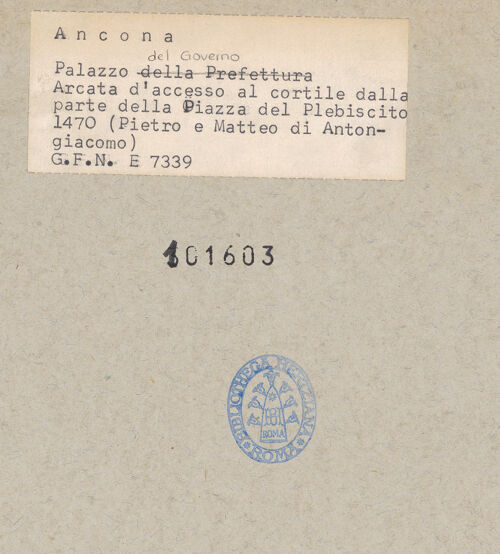 Rückseite von ICCD [https://www.deutsche-digitale-bibliothek.de/content/lizenzen/rv-ez/] Palazzo del GovernoFassade zur Piazza del Plebiscito - Portal zum Hof, bh101603_recto. Foto.