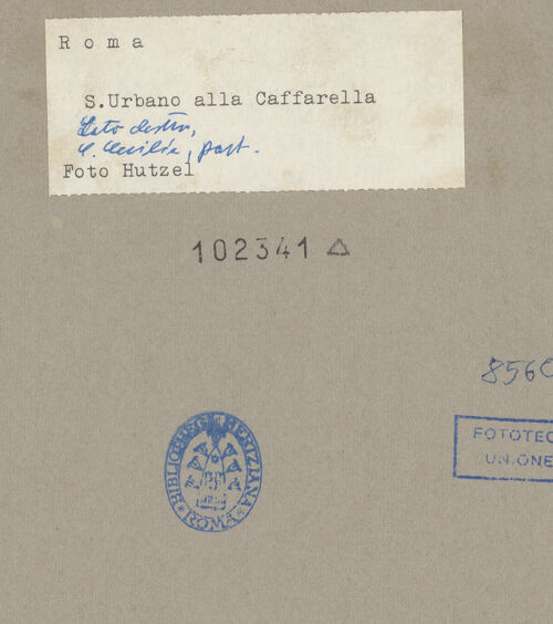 Rückseite von Hutzel, Max [https://rightsstatements.org/page/CNE/1.0/] Szenen aus dem Leben und der Passion Christi, verschiedene Märtyrer und Szenen aus der Vita der Heiligen Urban und CaeciliaVita der Heiligen Urban und Caecilia - Die heilige Caecilia verteilt die Habe des Valerius und des Tiburtius an Bedürftige, Detail: Oberkörper der Caecilia und der Bedürftigen, bh102341_recto. Foto: Hutzel, Max.