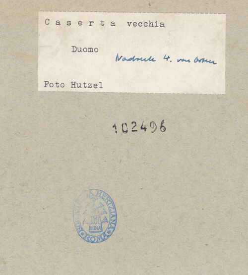 Rückseite von Hutzel, Max [https://www.deutsche-digitale-bibliothek.de/content/lizenzen/rv-ez/] Kapitelle der Nordarkade und des NordseitenschiffesKapitell 6 - Seitenansicht, bh102496_recto. Foto: Hutzel, Max.