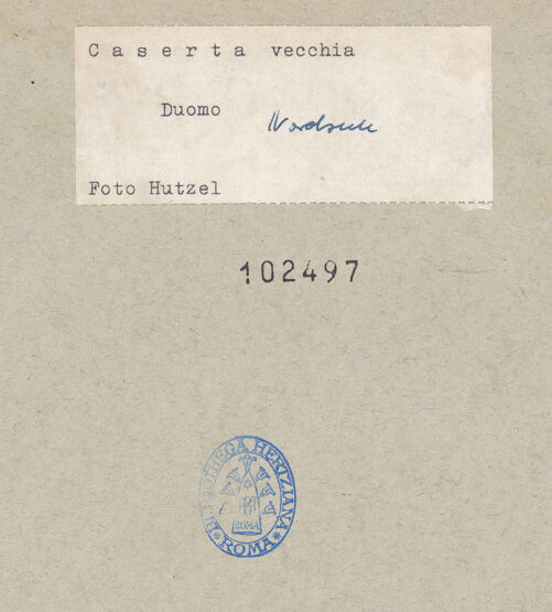 Rückseite von Hutzel, Max [https://www.deutsche-digitale-bibliothek.de/content/lizenzen/rv-ez/] Kapitelle der Nordarkade und des NordseitenschiffesKapitell des Pfeilers - Seitenansicht, bh102497_recto. Foto: Hutzel, Max.