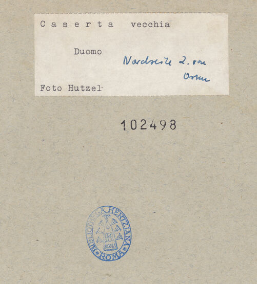 Rückseite von Hutzel, Max [https://www.deutsche-digitale-bibliothek.de/content/lizenzen/rv-ez/] Kapitelle der Nordarkade und des NordseitenschiffesKapitell 8 - Seitenansicht, bh102498_recto. Foto: Hutzel, Max.