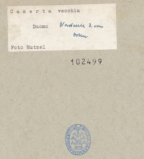 Rückseite von Hutzel, Max [https://www.deutsche-digitale-bibliothek.de/content/lizenzen/rv-ez/] Kapitelle der Nordarkade und des NordseitenschiffesKapitell 7 - Seitenansicht, bh102499_recto. Foto: Hutzel, Max.