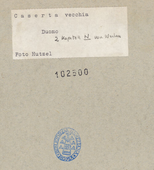 Rückseite von Hutzel, Max [https://www.deutsche-digitale-bibliothek.de/content/lizenzen/rv-ez/] Kapitelle der Nordarkade und des NordseitenschiffesKapitell 2 - Seitenansicht, bh102500_recto. Foto: Hutzel, Max.