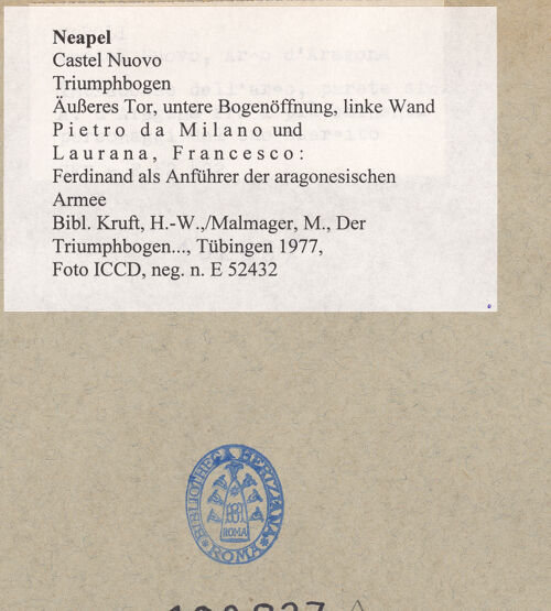 Rückseite von ICCD [https://www.deutsche-digitale-bibliothek.de/content/lizenzen/rv-ez/] Triumphbogen Alfonsos VFerdinand als Anführer der aragonesischen Armee - Gesamtansicht, bh102837_recto. Foto.
