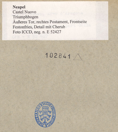 Rückseite von ICCD [https://www.deutsche-digitale-bibliothek.de/content/lizenzen/rv-ez/] Triumphbogen Alfonsos VRechter Sockel - Frontseite: Festonfries, Detail mit Cherub, bh102841_recto. Foto.