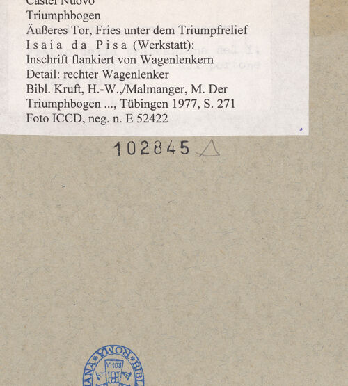 Rückseite von ICCD [https://www.deutsche-digitale-bibliothek.de/content/lizenzen/rv-ez/] Triumphbogen Alfonsos VFries mit Putten, Herkulesszenen und Inschrift - Wagenlenker rechts, bh102845_recto. Foto.