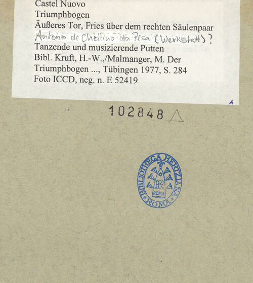 Rückseite von ICCD [https://www.deutsche-digitale-bibliothek.de/content/lizenzen/rv-ez/] Triumphbogen Alfonsos VFries mit Putten, Herkulesszenen und Inschrift - Linke Seite, Tanzende und musizierende Putten, bh102848_recto. Foto.