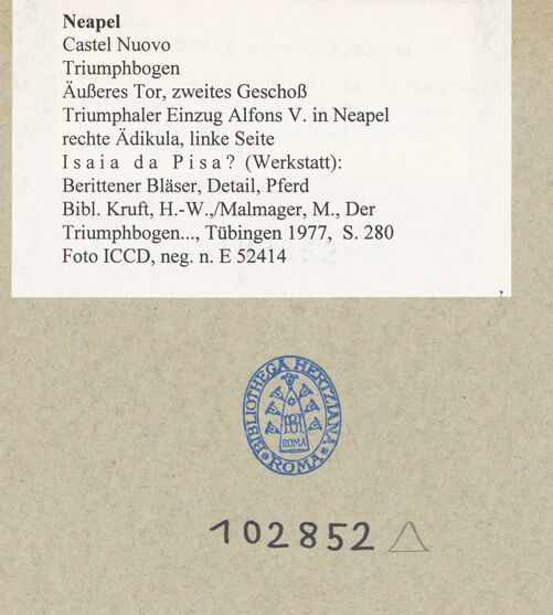 Rückseite von ICCD [https://www.deutsche-digitale-bibliothek.de/content/lizenzen/rv-ez/] Triumphbogen Alfonsos VTriumphaler Einzug Alfons V. in NeapelBerittener Bläser - Pferd, Detail: Kopf, bh102852_recto. Foto.