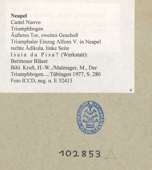 Rückseite von ICCD [https://www.deutsche-digitale-bibliothek.de/content/lizenzen/rv-ez/] Triumphbogen Alfonsos VTriumphaler Einzug Alfons V. in NeapelBerittener Bläser - Gesamtansicht, bh102853_recto. Foto.