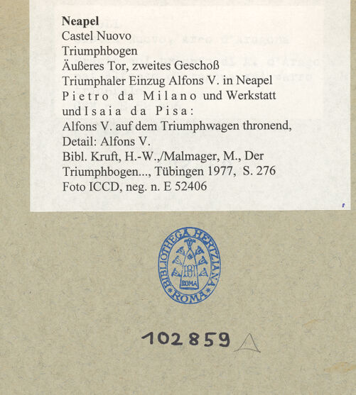 Rückseite von ICCD [https://www.deutsche-digitale-bibliothek.de/content/lizenzen/rv-ez/] Triumphbogen Alfonsos VTriumphaler Einzug Alfons V. in NeapelAlfons V. auf dem Triumphwagen thronend - Detail: Alfons V., bh102859_recto. Foto.