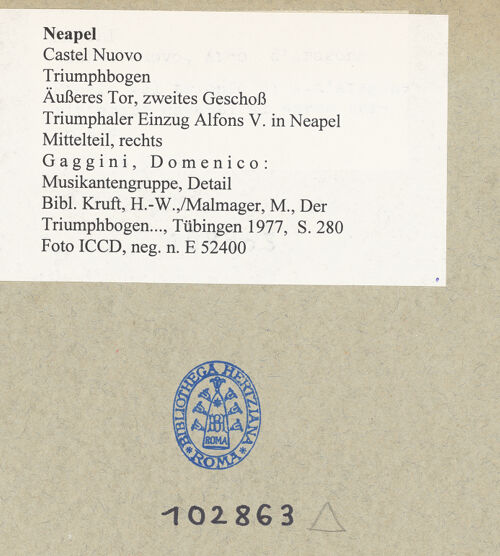 Rückseite von ICCD [https://www.deutsche-digitale-bibliothek.de/content/lizenzen/rv-ez/] Triumphbogen Alfonsos VTriumphaler Einzug Alfons V. in NeapelMusikantengruppe - Detail: Köpfe, bh102863_recto. Foto.