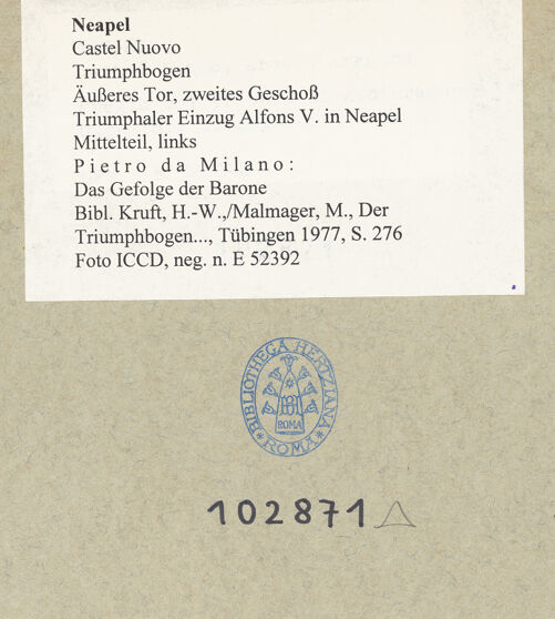 Rückseite von ICCD [https://www.deutsche-digitale-bibliothek.de/content/lizenzen/rv-ez/] Triumphbogen Alfonsos VTriumphaler Einzug Alfons V. in NeapelDas Gefolge der Barone - Figurengruppe, bh102871_recto. Foto.