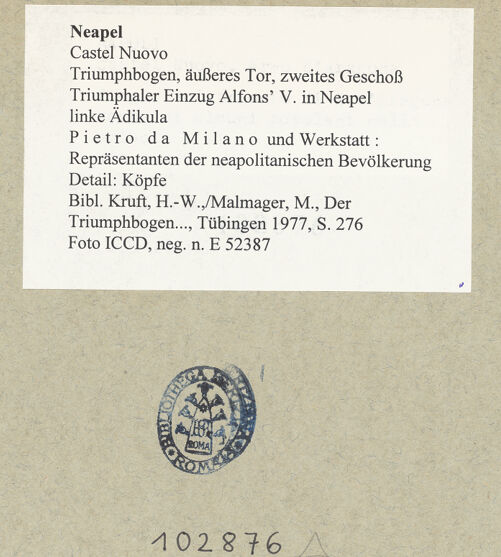 Rückseite von ICCD [https://www.deutsche-digitale-bibliothek.de/content/lizenzen/rv-ez/] Triumphbogen Alfonsos VTriumphaler Einzug Alfons V. in NeapelRepräsentanten der neapolitanischen Bevölkerung - Detail: Köpfe unter dem Bogen, bh102876_recto. Foto.