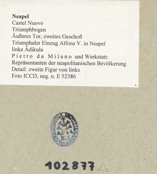 Rückseite von ICCD [https://www.deutsche-digitale-bibliothek.de/content/lizenzen/rv-ez/] Triumphbogen Alfonsos VTriumphaler Einzug Alfons V. in NeapelRepräsentanten der neapolitanischen Bevölkerung - Zweite Figur von links, Detail: Oberkörper, bh102877_recto. Foto.