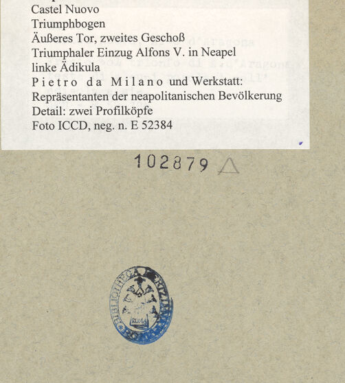 Rückseite von ICCD [https://www.deutsche-digitale-bibliothek.de/content/lizenzen/rv-ez/] Triumphbogen Alfonsos VTriumphaler Einzug Alfons V. in NeapelRepräsentanten der neapolitanischen Bevölkerung - Zwei Profilköpfe links unter dem Bogen, bh102879_recto. Foto.