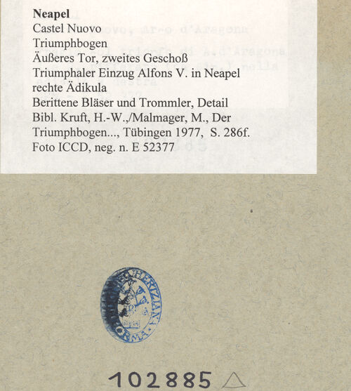 Rückseite von ICCD [https://www.deutsche-digitale-bibliothek.de/content/lizenzen/rv-ez/] Triumphbogen Alfonsos VTriumphaler Einzug Alfons V. in NeapelBerittene Bläser und Trommler - Trommler und Bläser links, Detail, bh102885_recto. Foto.