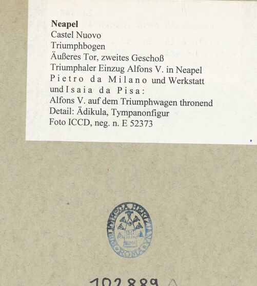 Rückseite von ICCD [https://www.deutsche-digitale-bibliothek.de/content/lizenzen/rv-ez/] Triumphbogen Alfonsos VTriumphaler Einzug Alfons V. in NeapelAlfons V. auf dem Triumphwagen thronend - Ädikula, Detail: Giebel, bh102889_recto. Foto.