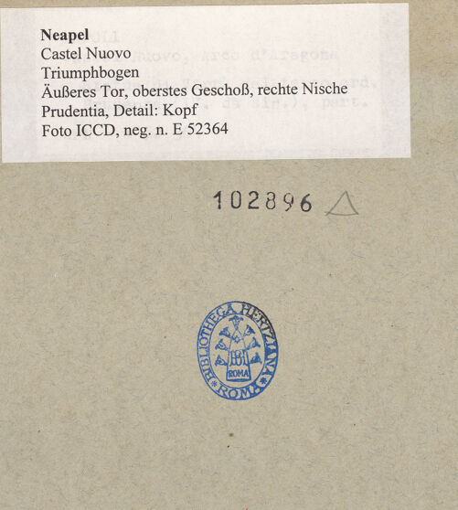 Rückseite von ICCD [https://www.deutsche-digitale-bibliothek.de/content/lizenzen/rv-ez/] Triumphbogen Alfonsos VPrudentia - Detail: Kopf, bh102896_recto. Foto.