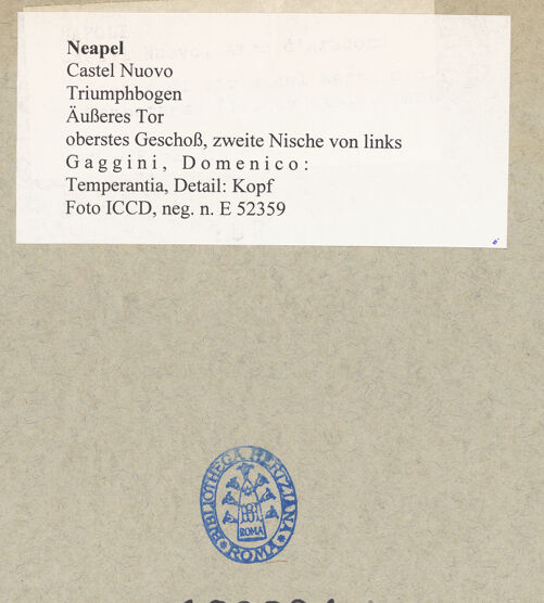 Rückseite von ICCD [https://www.deutsche-digitale-bibliothek.de/content/lizenzen/rv-ez/] Triumphbogen Alfonsos VTemperantia - Detail: Kopf von links, bh102901_recto. Foto.