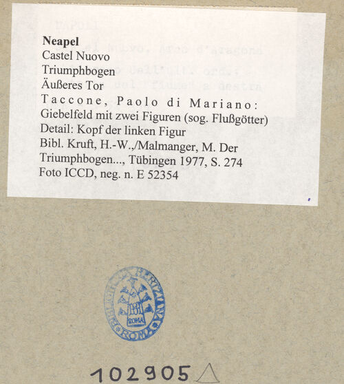 Rückseite von ICCD [https://www.deutsche-digitale-bibliothek.de/content/lizenzen/rv-ez/] Triumphbogen Alfonsos VGiebelfeld mit zwei Figuren, sogenannte Flussgötter, und Blattgirlande mit zwei Masken - Detail: Kopf der linken Figur, bh102905_recto. Foto.